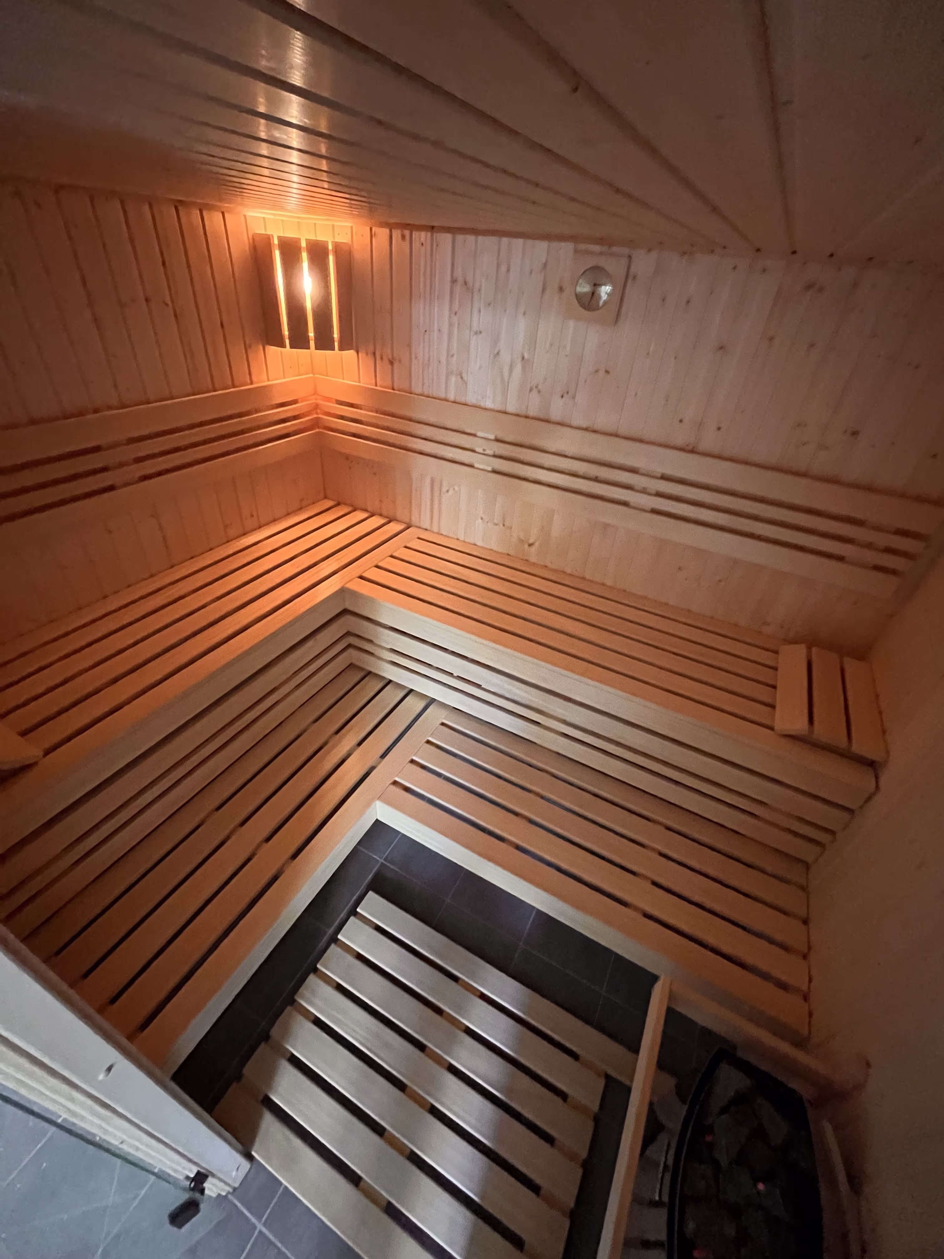 Dřevěná a prosklená finská sauna 