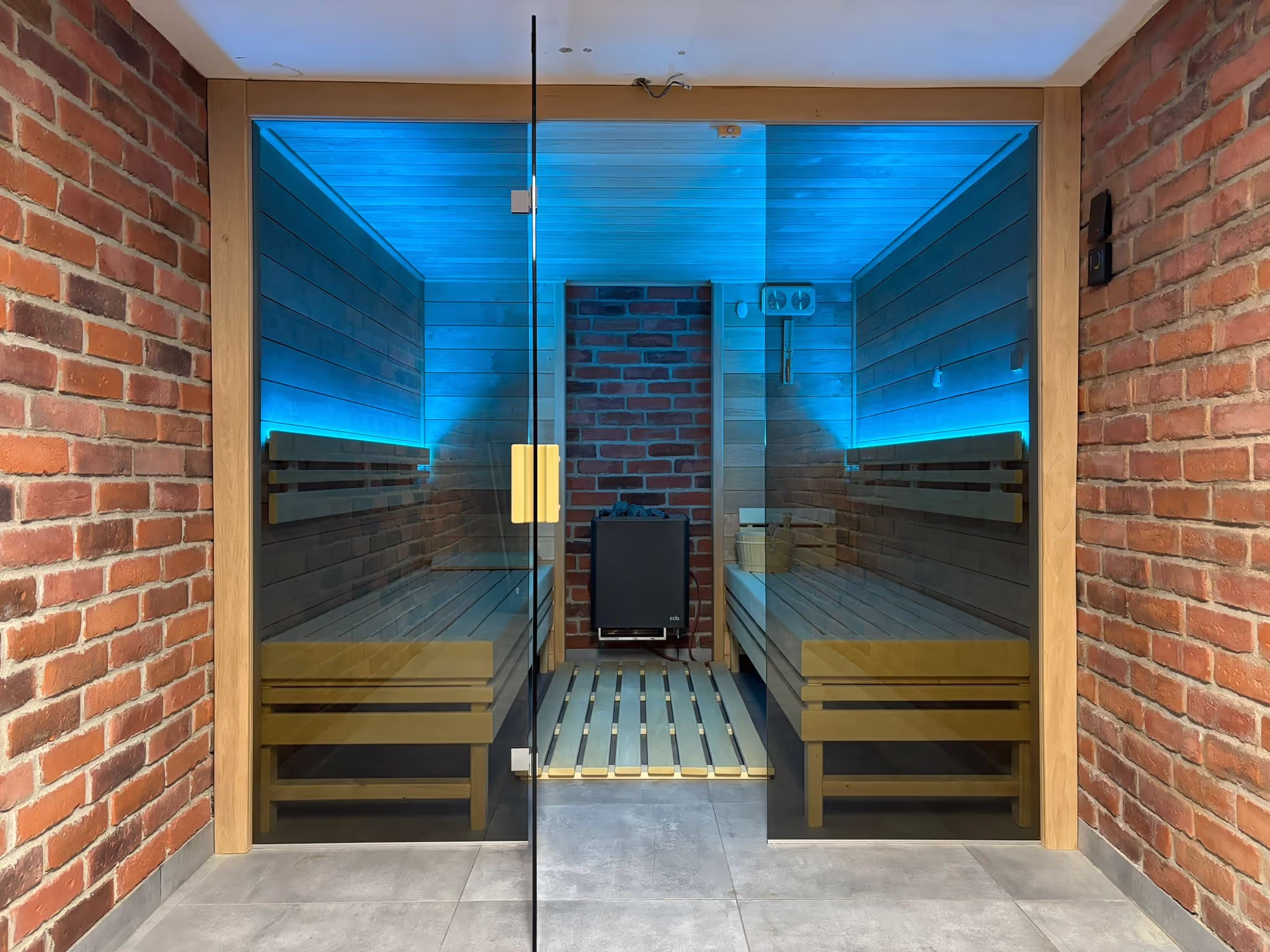 Dřevěná a prosklená finská sauna 