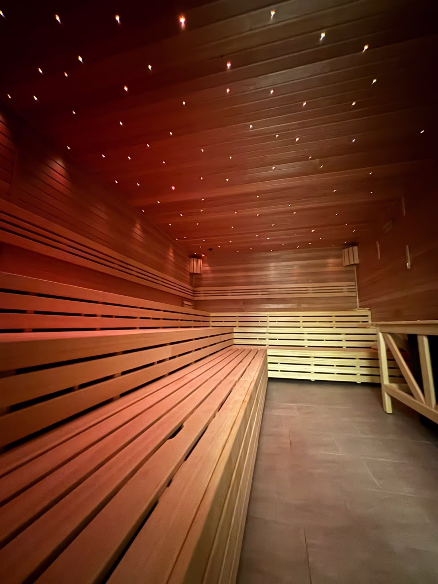 Dřevěná finská sauna s hvězdným stropem