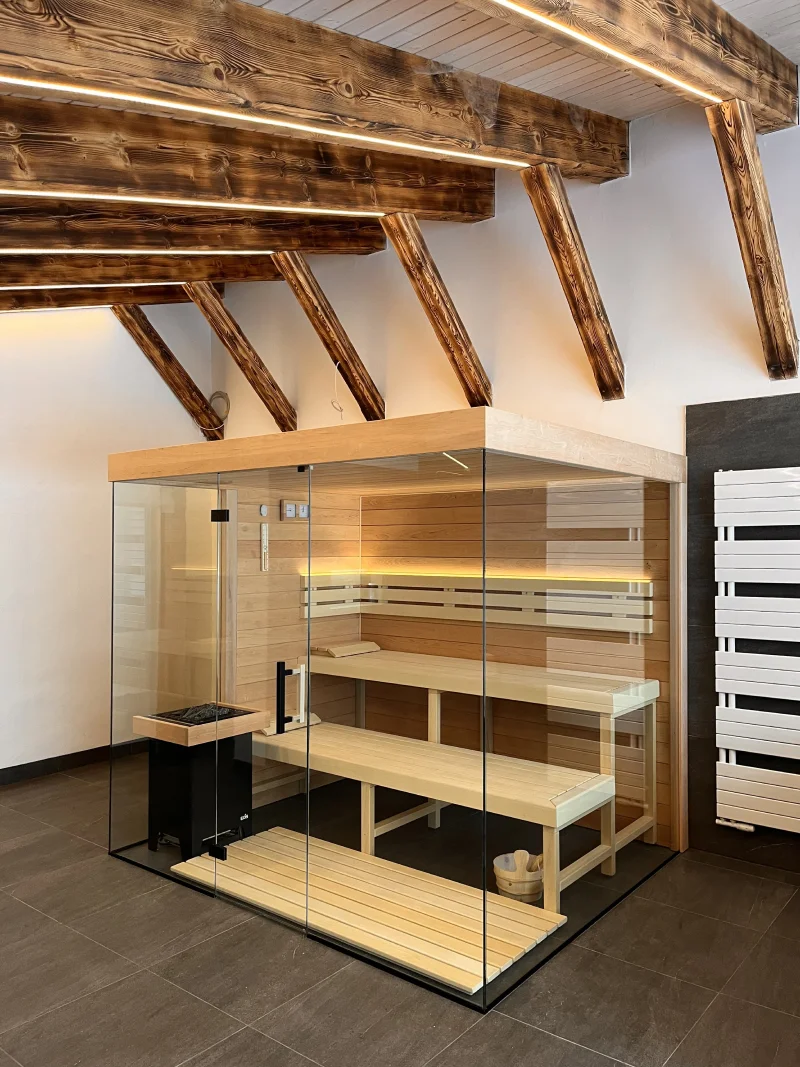 Dřevěná a prosklená finská sauna 