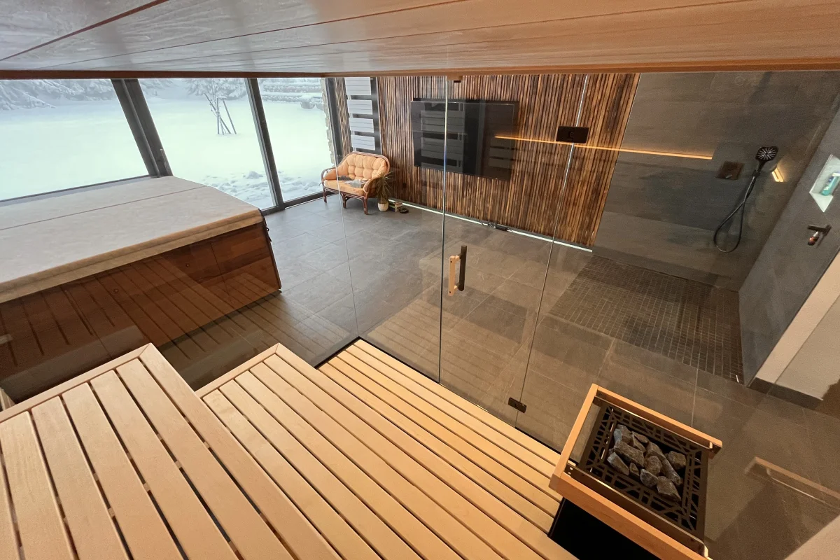 Dřevěná a prosklená finská sauna 