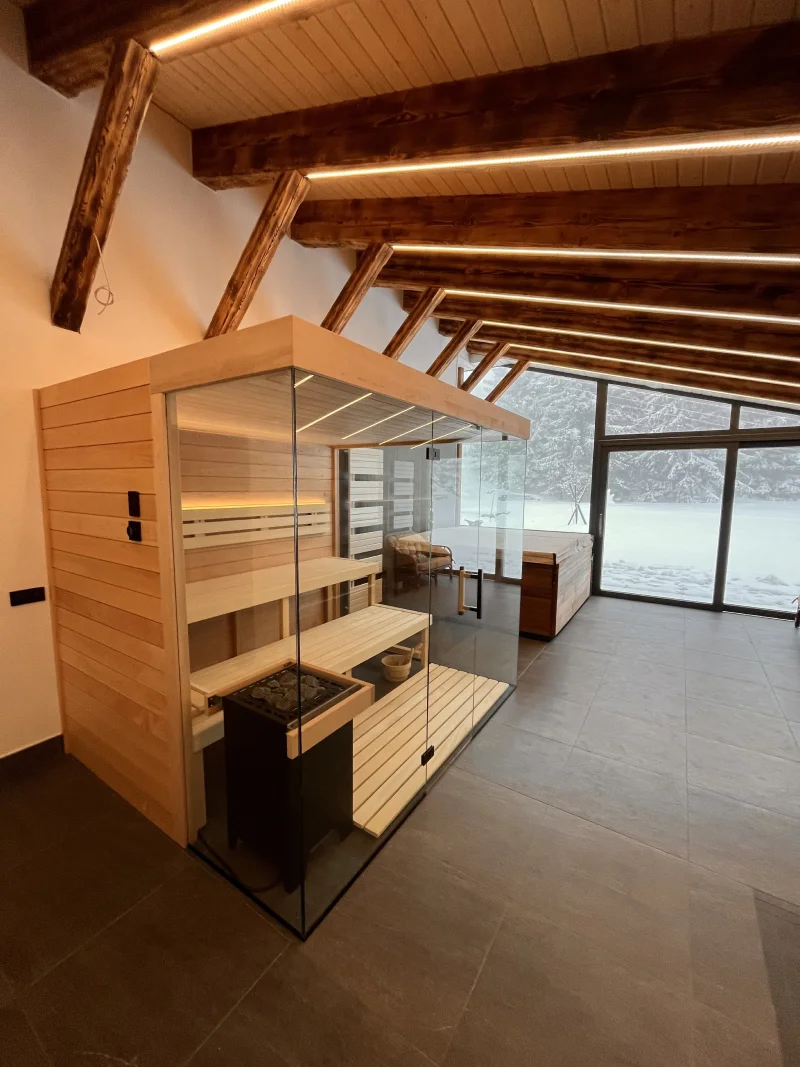 Dřevěná a prosklená finská sauna 